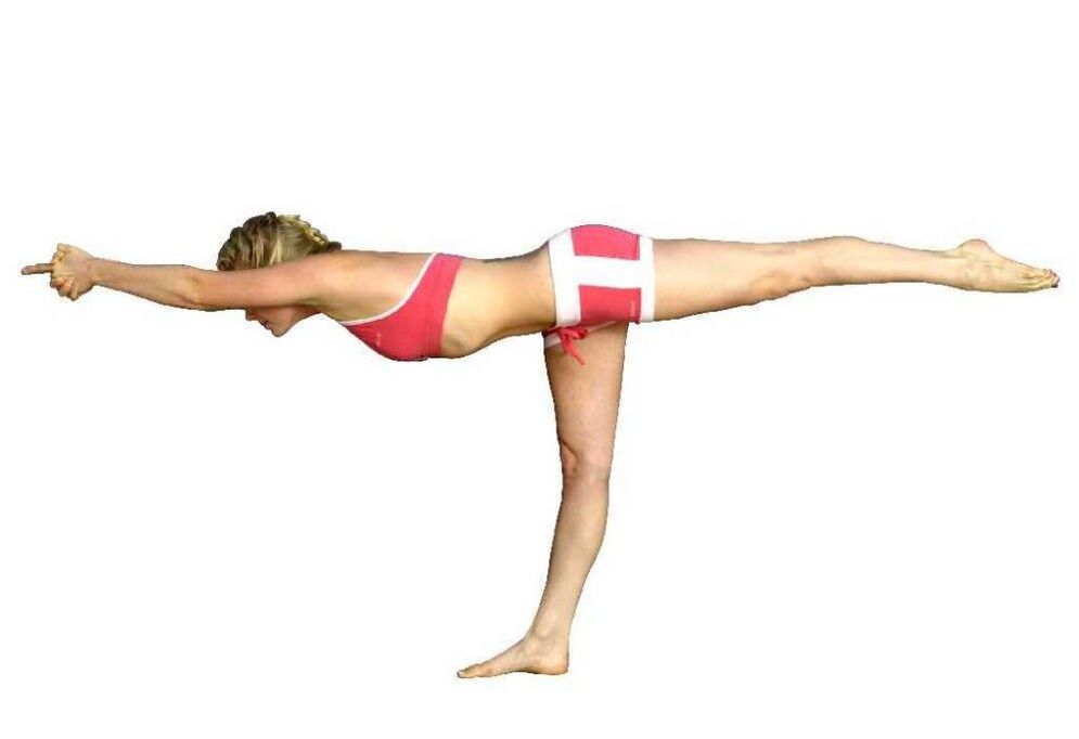 L'équilibre sur une jambe avec une inclinaison vous aidera à perdre du poids