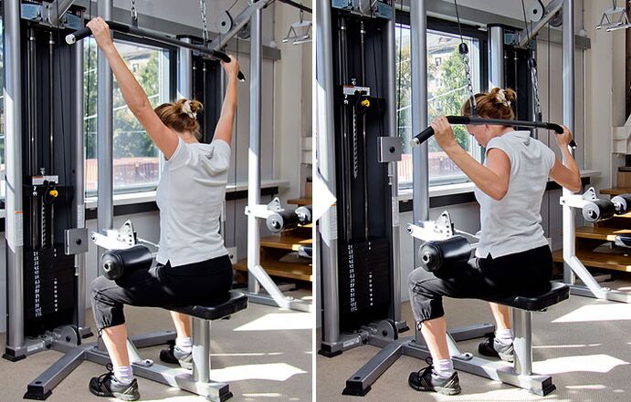 Tirer le bloc derrière le dos sur le simulateur aide à travailler les muscles latissimus dorsi